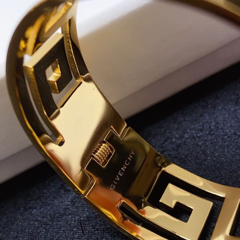 GIVENCHY